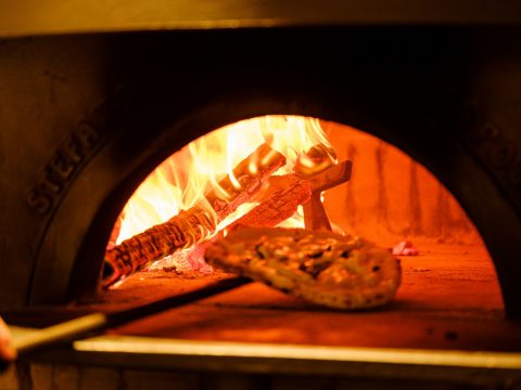 本場ナポリの薪窯で焼く芳醇な香りをまとうピザ