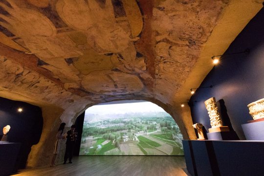 遺跡内のディスプレイでは、大仏の頭上から見たバーミヤンの風景を眺望できる