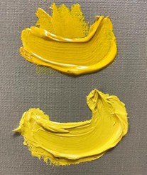 上：古賀さんが自作した絵具 下：市販の絵の具 色味はもちろん質感が大きく異なる