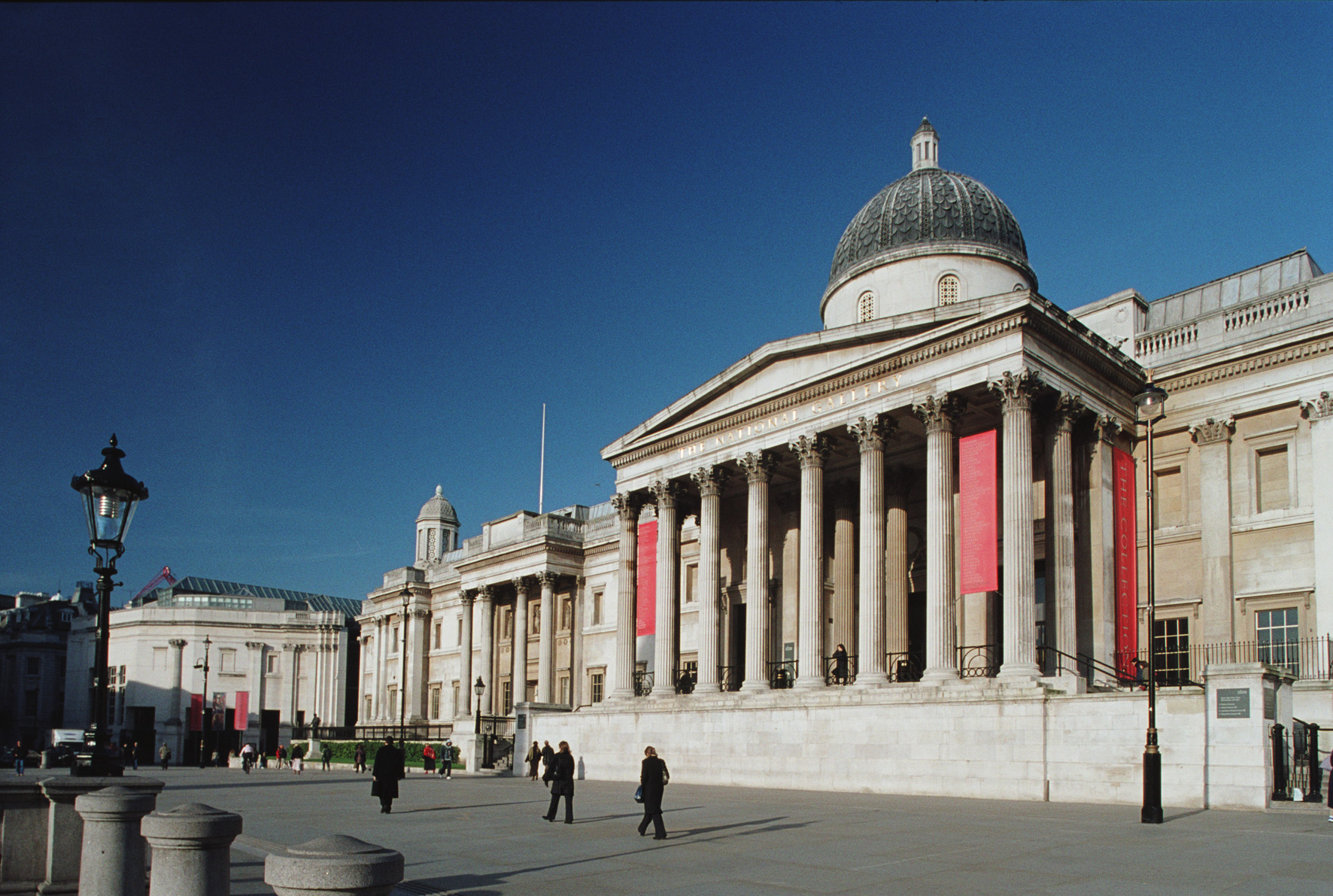 National museum london. Национальная картинная галерея в Лондоне. Трафальгарская площадь в Лондоне Национальная галерея. Лондон музей Лондонская Национальная галерея. Музей на Трафальгарской площади в Лондоне.